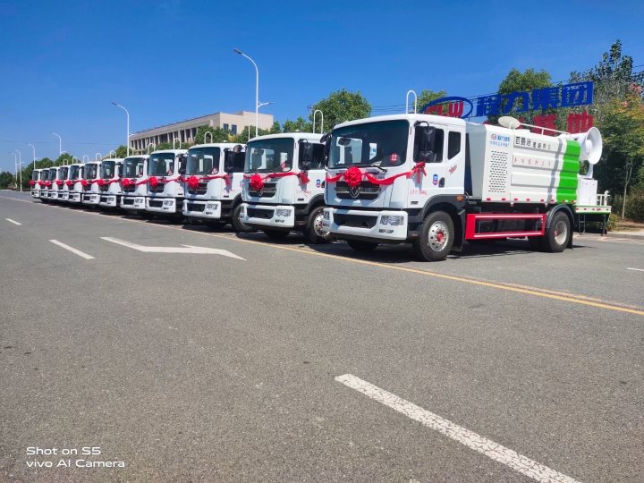 13臺(tái)東風(fēng)D9抑塵車(chē)后配60米霧炮批量試車(chē)交車(chē)